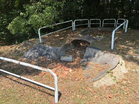 京見塚公園：柵で保護された横穴式石室の遺構