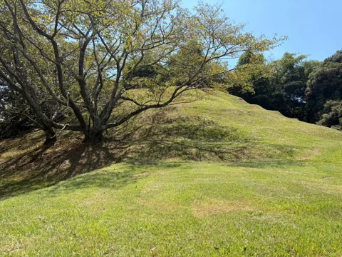 京見塚公園：芝生に覆われた古墳の起伏
