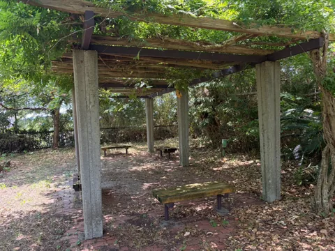 京見塚公園：藤棚の下に設けられたベンチ