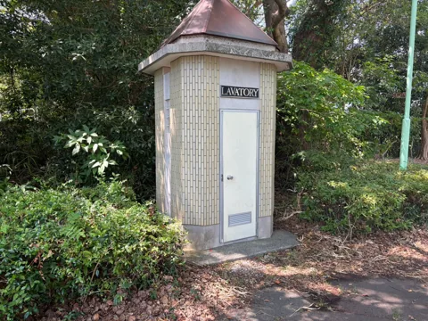 京見塚公園：園内トイレの外観