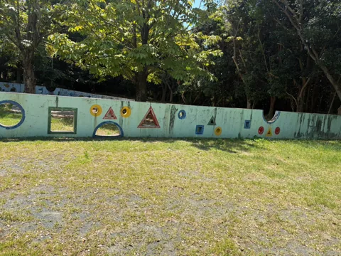 京見塚公園：砂場を囲むカラフルな壁画