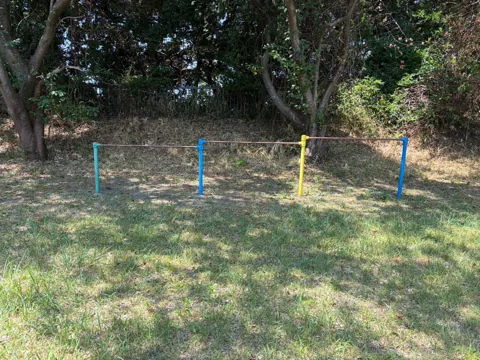 京見塚公園：高さの異なる鉄棒
