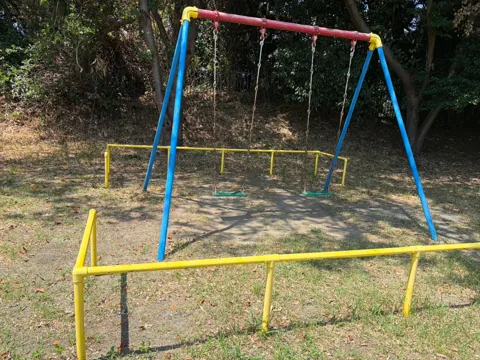京見塚公園：安全柵に囲まれたブランコ