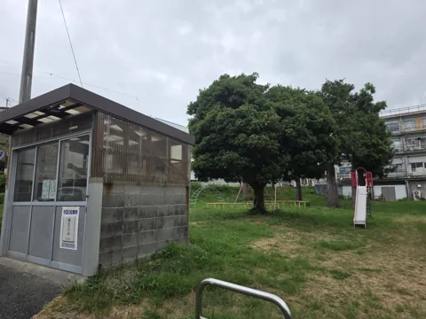 久保公園：車止めのある入口とごみ集積所