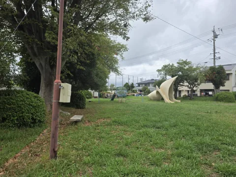 国府台西公園：芝生広場と魚型・貝殻形の大型遊具