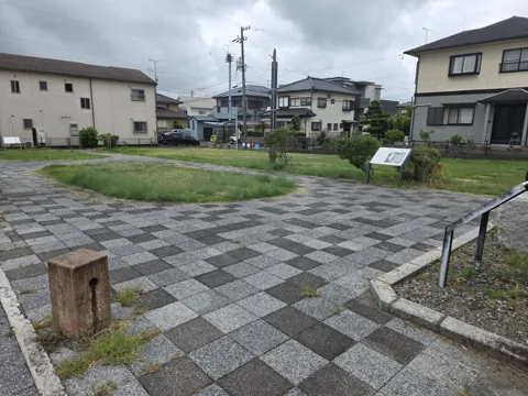 御殿遺跡公園：手すりのある入口と格子柄のブロック舗装