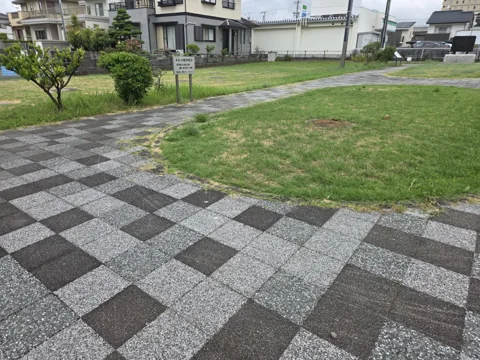 御殿遺跡公園：芝生の間を通る格子柄の舗装園路