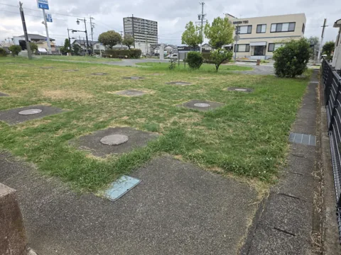 御殿遺跡公園：芝生広場に点在する円形の遺構表示