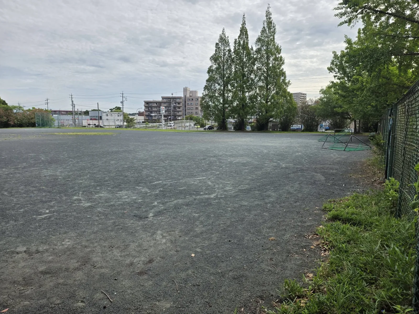 中央公園：多目的グラウンド全景（土のグラウンド）