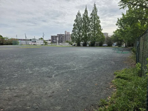中央公園：多目的グラウンド全景（土のグラウンド）