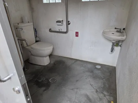 中央公園：多目的トイレ内部。洋式便器・手すり・手洗い