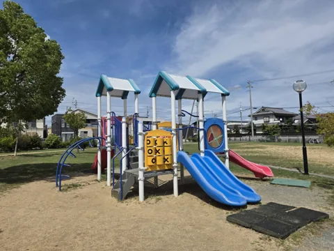 中泉グリーンパーク：複合遊具（すべり台2本）と芝生広場