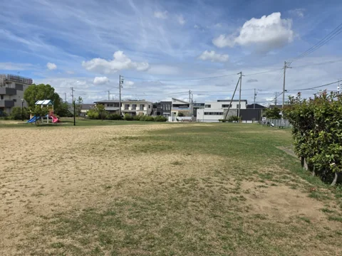 中泉グリーンパーク：芝生広場。奥に複合遊具