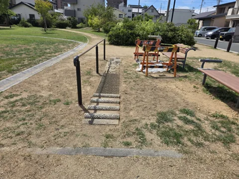 中泉グリーンパーク：健康遊具（手すり付き）とベンチ
