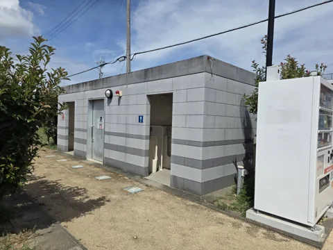 中泉グリーンパーク：トイレ棟外観（多目的トイレの表示）と自動販売機