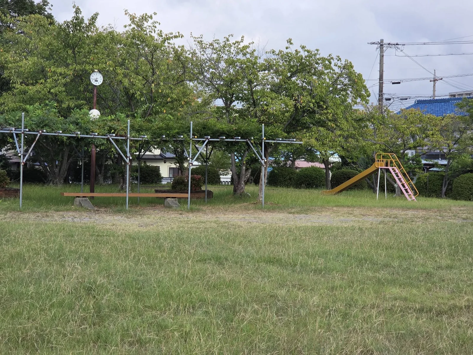 城之崎公園:木陰の長いベンチと単体すべり台