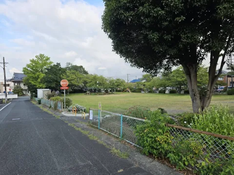 城之崎公園：道路沿いの入口から見た芝生広場