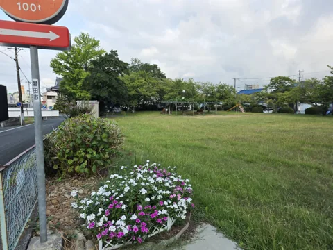 城之崎公園：花壇越しに見た広い芝生広場