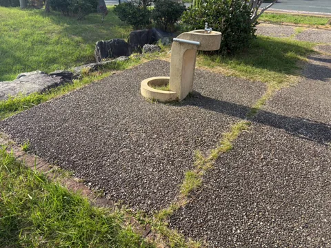 アミューズ豊田ポケットパーク：園路沿いに設置された水飲み場