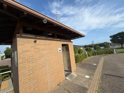 アミューズ豊田ポケットパーク：園内に設置された公衆トイレの外観