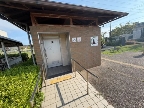 アミューズ豊田ポケットパーク：手すりを備えたトイレの入口