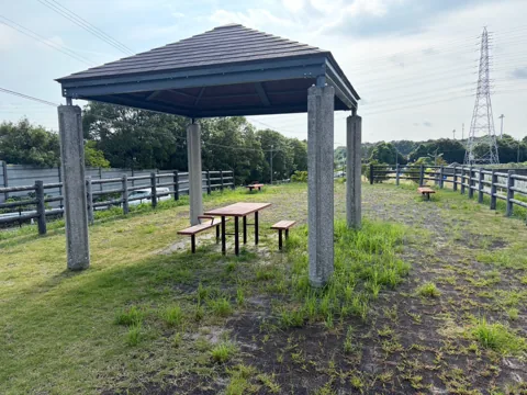 磐田ららシティ公園：東屋の下に設けられたテーブルとベンチ
