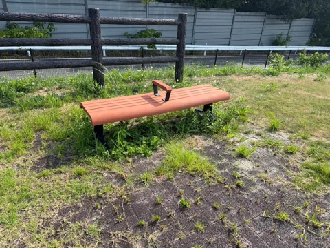 磐田ららシティ公園：園内に設置されたベンチ型の健康遊具