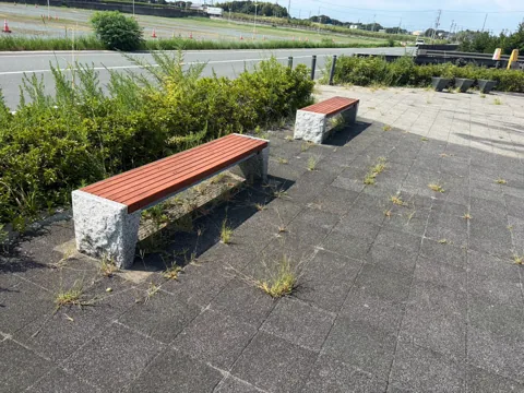 磐田ららシティ西ポケットパーク：舗装された広場に設置された木製ベンチ