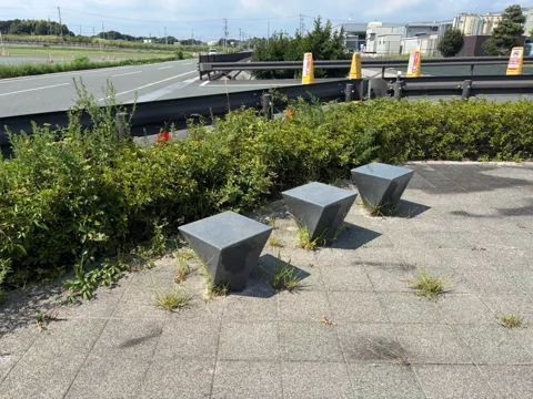磐田ららシティ西ポケットパーク：道路沿いに並ぶ石製の腰掛け