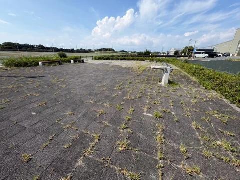 磐田ららシティ西ポケットパーク：水飲み場やベンチが配置された舗装広場の全景