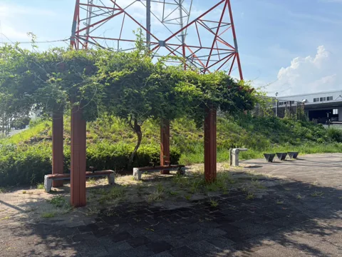 磐田ららシティ東ポケットパーク：藤棚の下に設置されたベンチと水飲み場