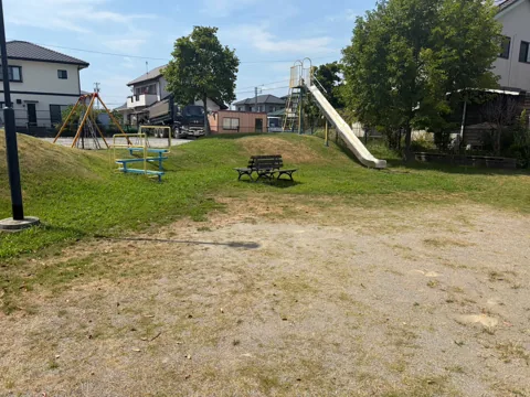 豊田赤池高見公園：築山と遊具が並ぶ豊田赤池高見公園の全景