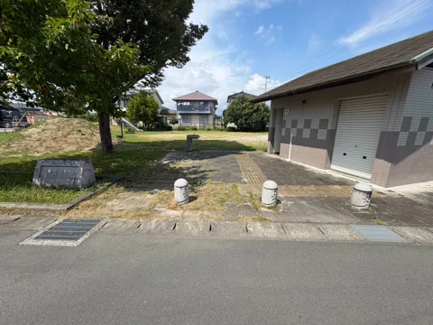 豊田赤池高見公園：道路側から見た公園入口とトイレ棟