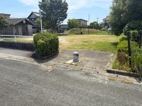 豊田赤池高見公園：歩道に面した公園の入口