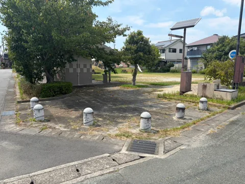 豊田赤池高見公園：車止めが並ぶトイレ棟側の入口