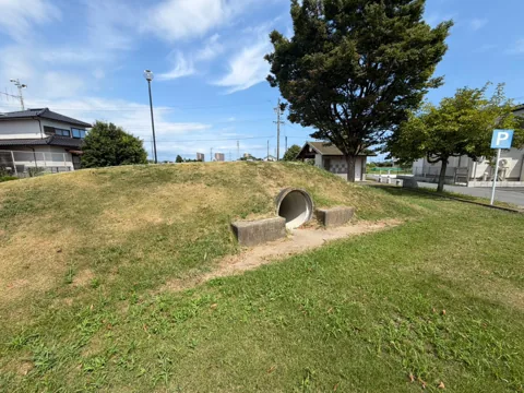 豊田赤池高見公園：トンネルのある築山と園内の広場