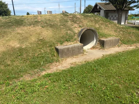 豊田赤池高見公園：築山をくぐるコンクリート製トンネル