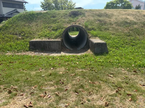 豊田赤池高見公園：反対側から見た築山のトンネル