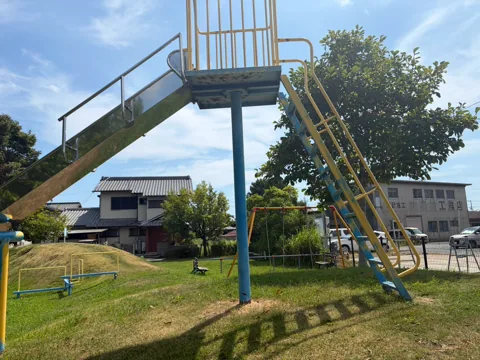 豊田赤池高見公園：階段側から見たロング滑り台