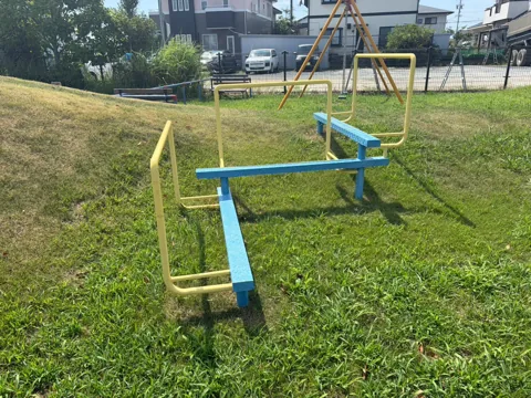 豊田赤池高見公園：青と黄色のシーソー