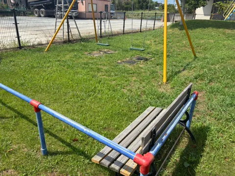 豊田赤池高見公園：ブランコ近くの遊具とベンチ