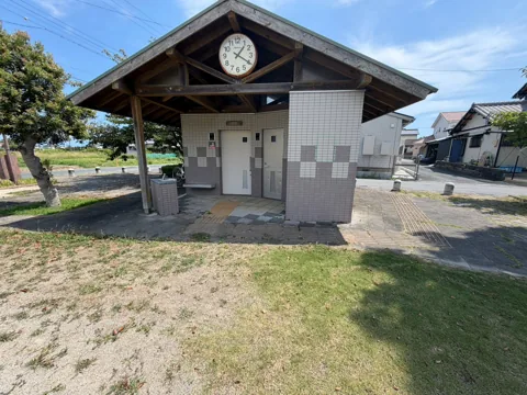 豊田赤池高見公園：時計が付いた公衆トイレ棟