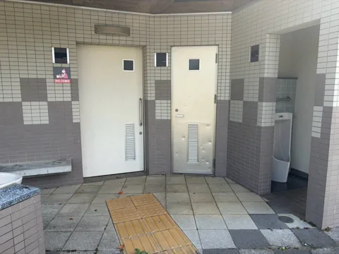 豊田赤池高見公園：トイレの各入口と手洗い場