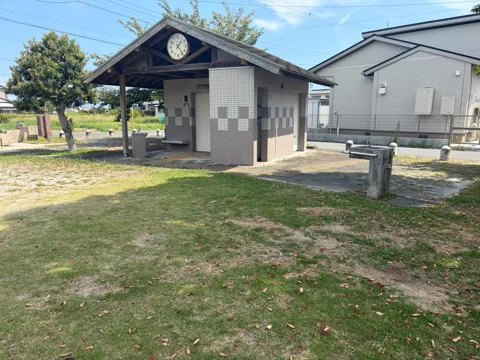 豊田赤池高見公園：園内側から見たトイレ棟と水飲み場