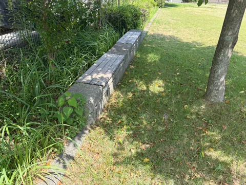 豊田赤池高見公園：木陰沿いの腰掛けスペース