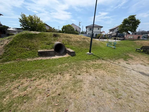 豊田赤池高見公園：広場側から見た築山とトンネル