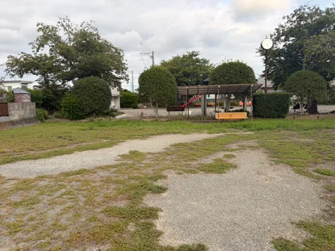 豊田池田上新田公園：遊具と休憩所を見渡す豊田池田上新田公園の全景