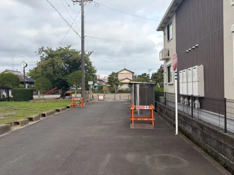 豊田池田上新田公園：道路から公園へ続く進入路