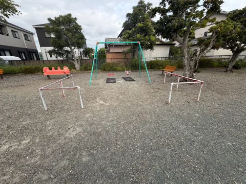 豊田池田上新田公園：ブランコとベンチが並ぶ遊具エリア