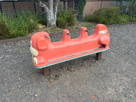 豊田池田上新田公園：イモムシをかたどった幼児向け遊具